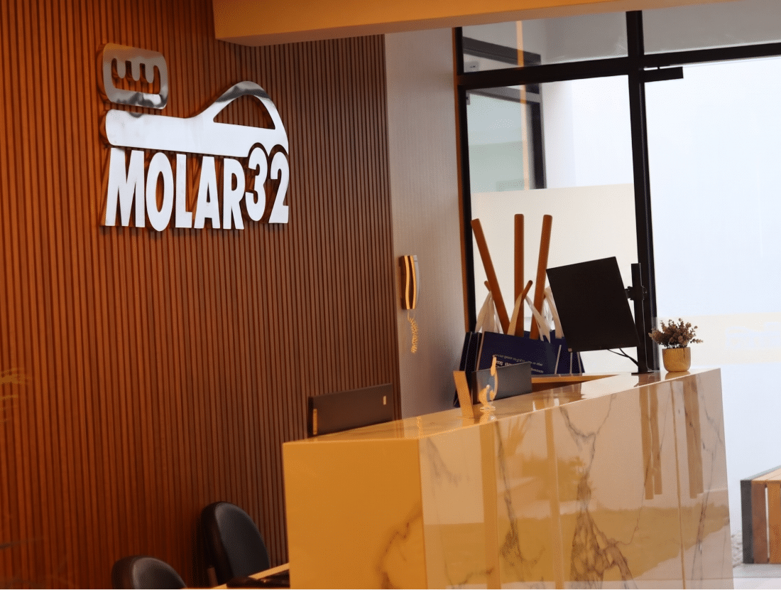 Mostrador de recepción y sala de espera de la Molar32 Sede Barranco, Lima.