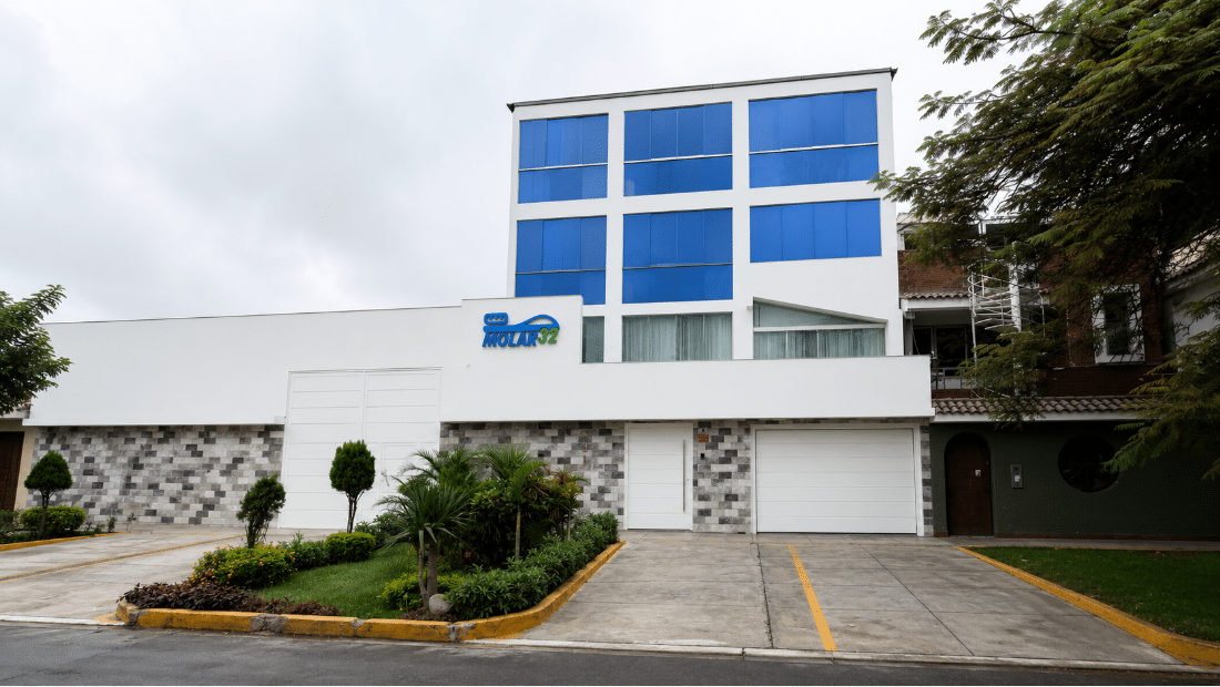 Fachada e instalaciones de Molar32 en la sede de Chorrillos, Lima.